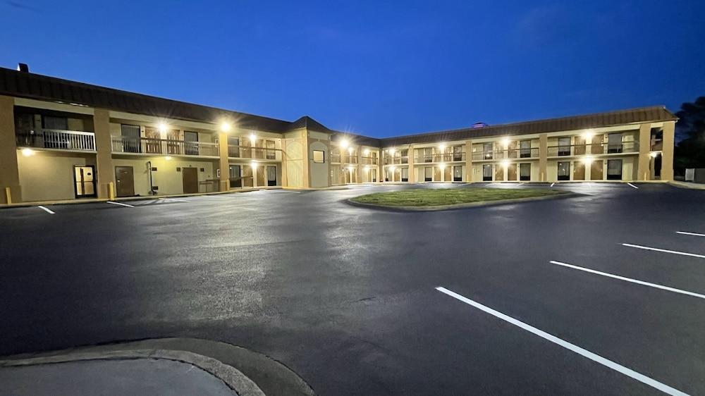 Days Inn By Wyndham Oak Grove/Ft. Campbell Exterior foto