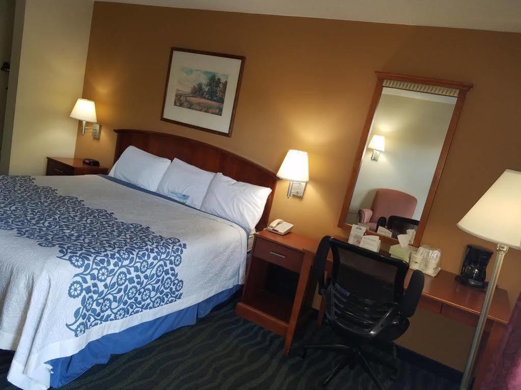 Days Inn By Wyndham Oak Grove/Ft. Campbell Exterior foto
